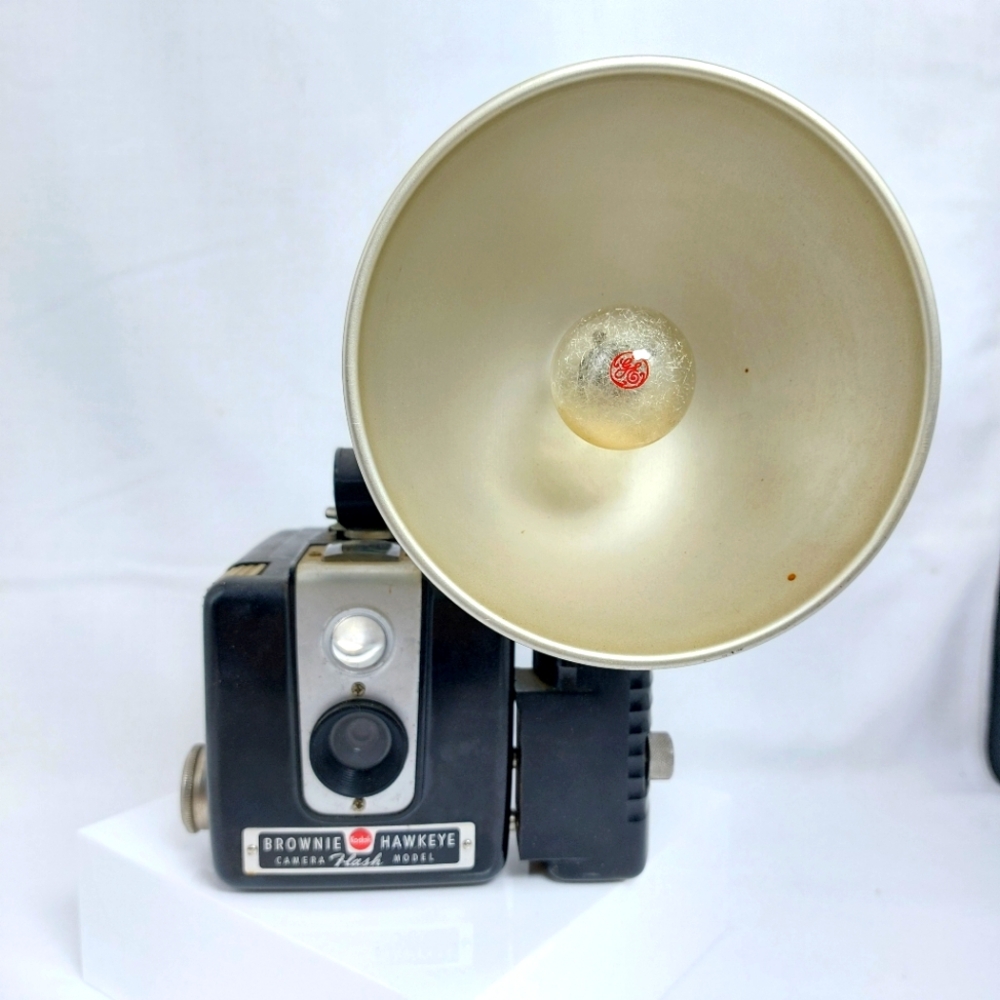 Vtg 50s Kodak‎ Brownie Hawkeye Flash Model Camera w/ Original Box & Flasholder